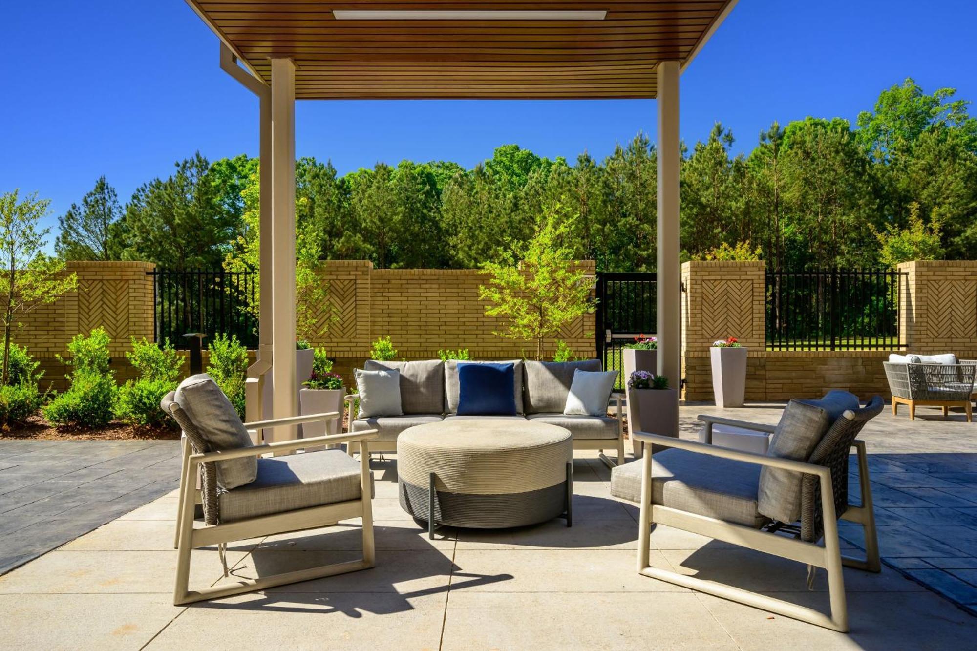 Courtyard By Marriott Raleigh Cary Crossroads Hotel Buitenkant foto